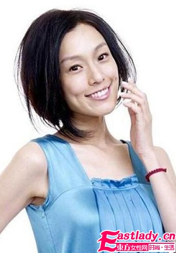 打造日系棕色系眼妝+蓬松大波浪