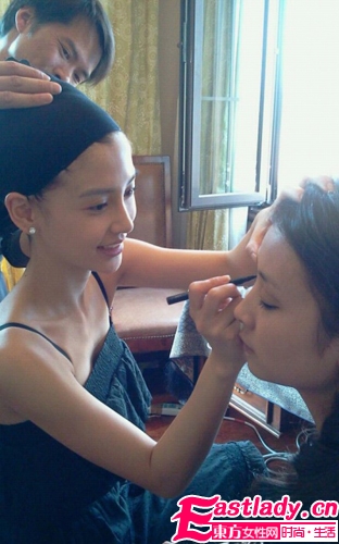 美妝達(dá)人吳佩慈裝扮臺(tái)揭秘 女星化裝容貌綽約多姿