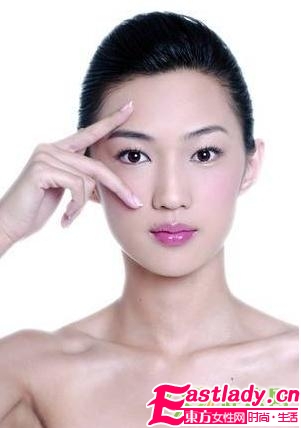 秋季最新時尚清雅裸妝步驟圖解