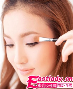 如何畫漂亮眼妝裝靚情人節(jié)