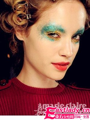 初秋打造不暈妝 用散粉Hold住妝容