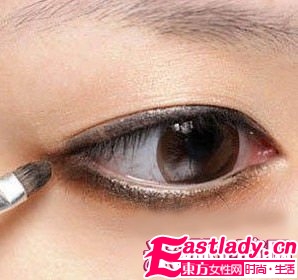 打造日系棕色系眼妝+蓬松大波浪