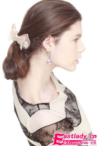 打造日系棕色系眼妝+蓬松大波浪