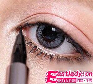 打造日系棕色系眼妝+蓬松大波浪