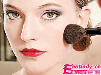 2011彩妝流行趨勢(shì)-紫色魅惑眼妝的化妝技巧