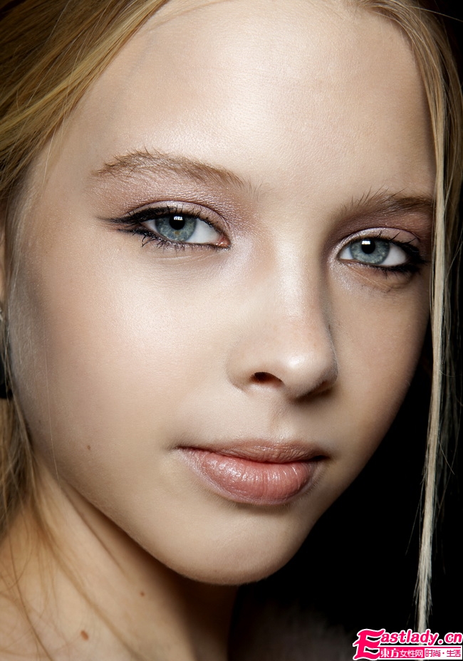 2011初秋時(shí)節(jié)奪人眼球的眼線畫(huà)法