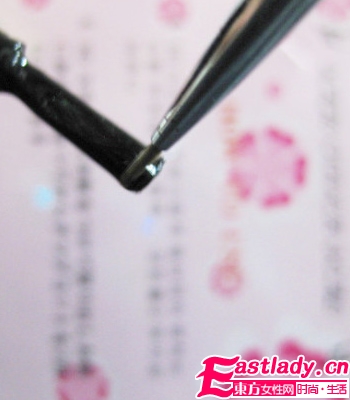 自制粉色波普美甲 讓你個性十足