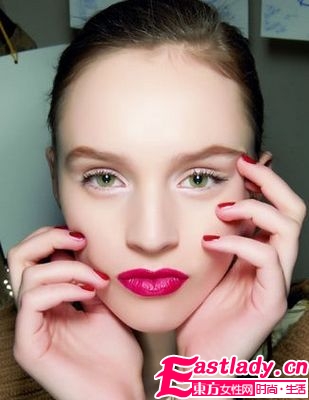 妙用白色眼線 打造優(yōu)雅百變眼妝