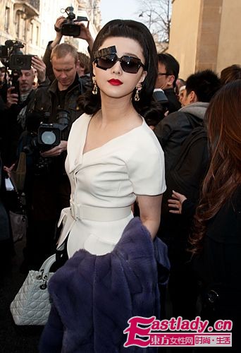 2011年秋冬巴黎時裝周范冰冰小露酥胸