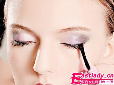 2011彩妝流行趨勢-紫色魅惑眼妝的化妝技巧