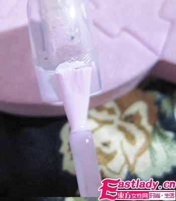 自制粉色波普美甲 讓你個性十足