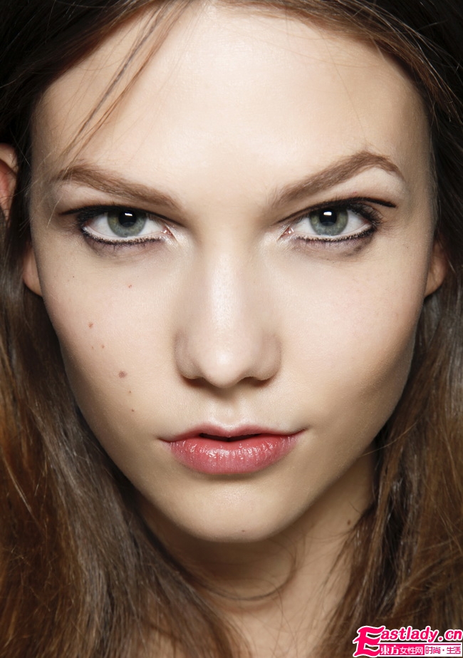 2011初秋時(shí)節(jié)奪人眼球的眼線畫(huà)法