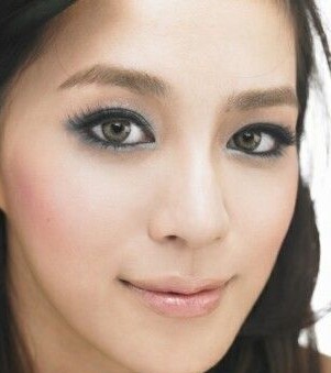 強大假睫毛眼妝 輕易塑造電力眼神