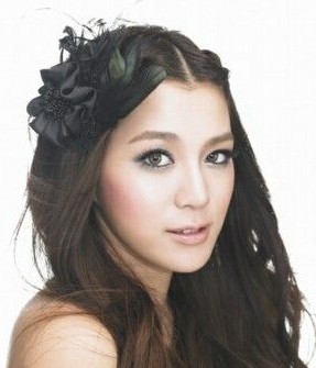 強(qiáng)大假睫毛眼妝 輕易塑造電力眼神