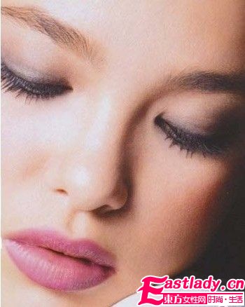 假睫毛當(dāng)?shù)?妝出萌態(tài)秒殺熟男心