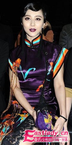 2011年秋冬巴黎時(shí)裝周范冰冰小露酥胸