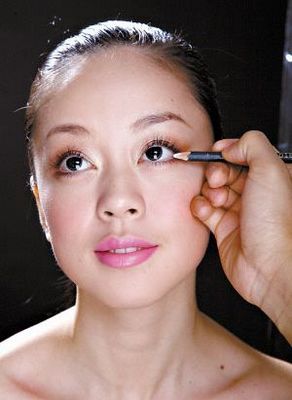 妙用白色眼線 打造優(yōu)雅百變眼妝