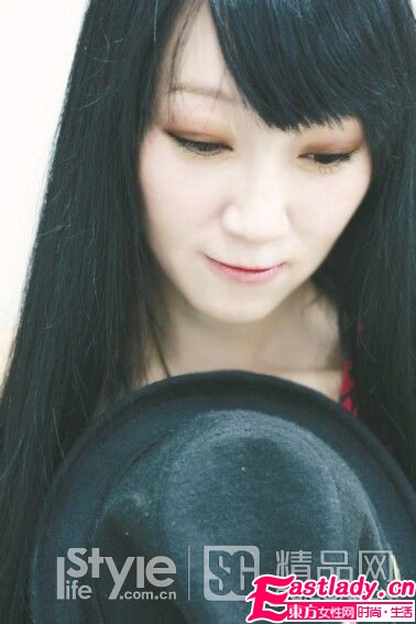 彩妝達(dá)人如何利用色誘彩盤畫出靚麗眼妝