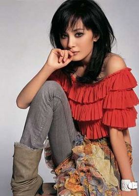 學(xué)明星楊冪自拍秀美肌 粗眼線黑睫毛是重點(diǎn)