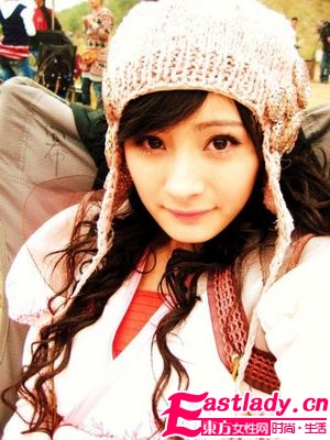 學(xué)明星楊冪自拍秀美肌 粗眼線黑睫毛是重點(diǎn)