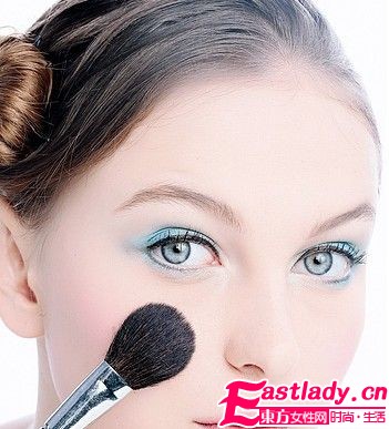 3種不同質(zhì)地腮紅上妝技巧