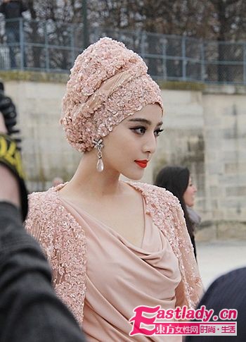 2011年秋冬巴黎時(shí)裝周范冰冰小露酥胸