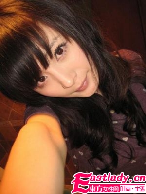 學(xué)明星楊冪自拍秀美肌 粗眼線黑睫毛是重點(diǎn)