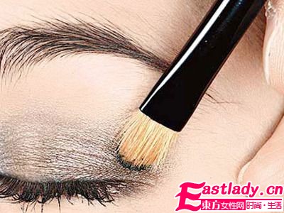 秋冬軍旅風(fēng) 4步成就野艷系眼妝