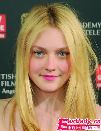 歲末提升人氣 歐美女星上演無辜妝容