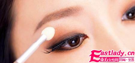 降溫我不怕 4步打造暖暖妝容