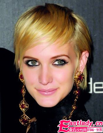 歲末提升人氣 歐美女星上演無辜妝容