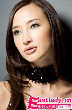 新年新開(kāi)始 輕熟女冷暖平衡扮嫩妝