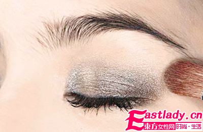 秋冬軍旅風(fēng) 4步成就野艷系眼妝