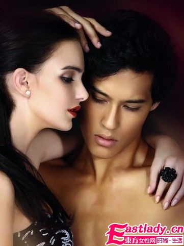 時(shí)髦紅唇配清透裸妝 讓他一見(jiàn)傾心