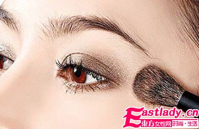 秋冬軍旅風(fēng) 4步成就野艷系眼妝