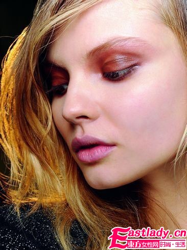 秋冬T臺(tái)美妝新勢(shì)力 惹火驚艷閃耀秀場(chǎng)