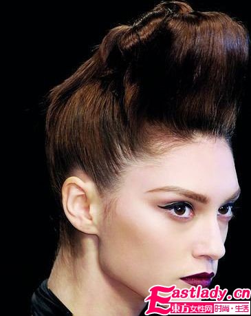 秋冬T臺(tái)美妝新勢(shì)力 惹火驚艷閃耀秀場(chǎng)