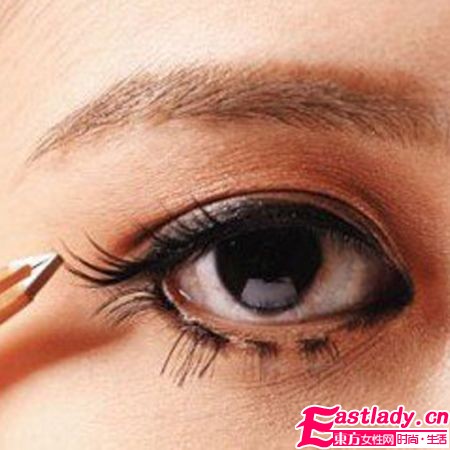 日雜紅星演繹 楚楚動(dòng)人垂眼妝