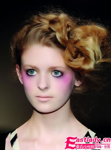 秋冬T臺(tái)美妝新勢(shì)力 惹火驚艷閃耀秀場(chǎng)