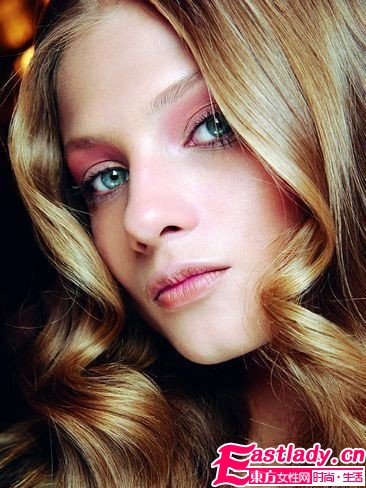 秋冬T臺(tái)美妝新勢(shì)力 惹火驚艷閃耀秀場(chǎng)