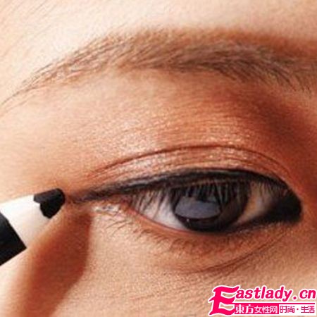 日雜紅星演繹 楚楚動人垂眼妝