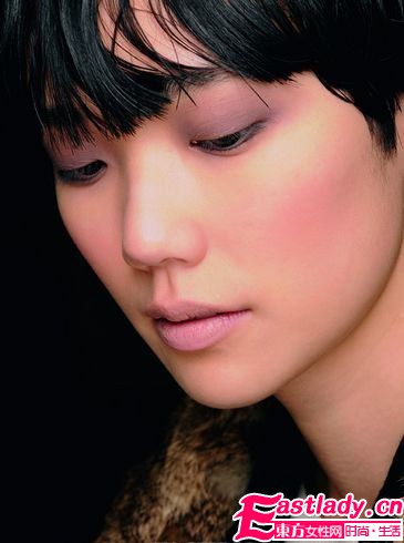 秋冬T臺(tái)美妝新勢(shì)力 惹火驚艷閃耀秀場(chǎng)