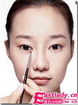 小眼瞬間無(wú)限大 4個(gè)眼線小技巧