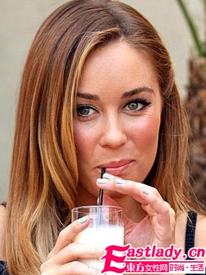 時尚Icon初秋8款甲色女星大愛