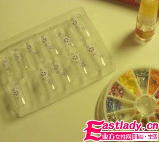 網(wǎng)友示范 輕松簡單DIY法式美甲