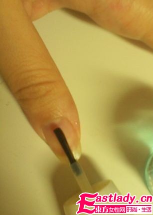 網(wǎng)友示范 輕松簡單DIY法式美甲