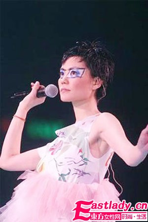 尋找100分王菲 演唱會造型大盤點(組圖)