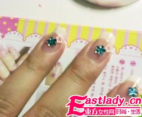 網(wǎng)友示范 輕松簡單DIY法式美甲