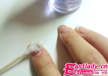 網(wǎng)友示范 輕松簡單DIY法式美甲