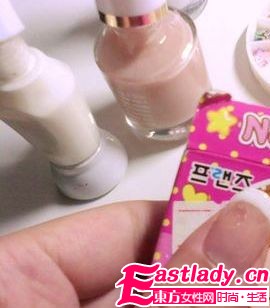 網(wǎng)友示范 輕松簡單DIY法式美甲